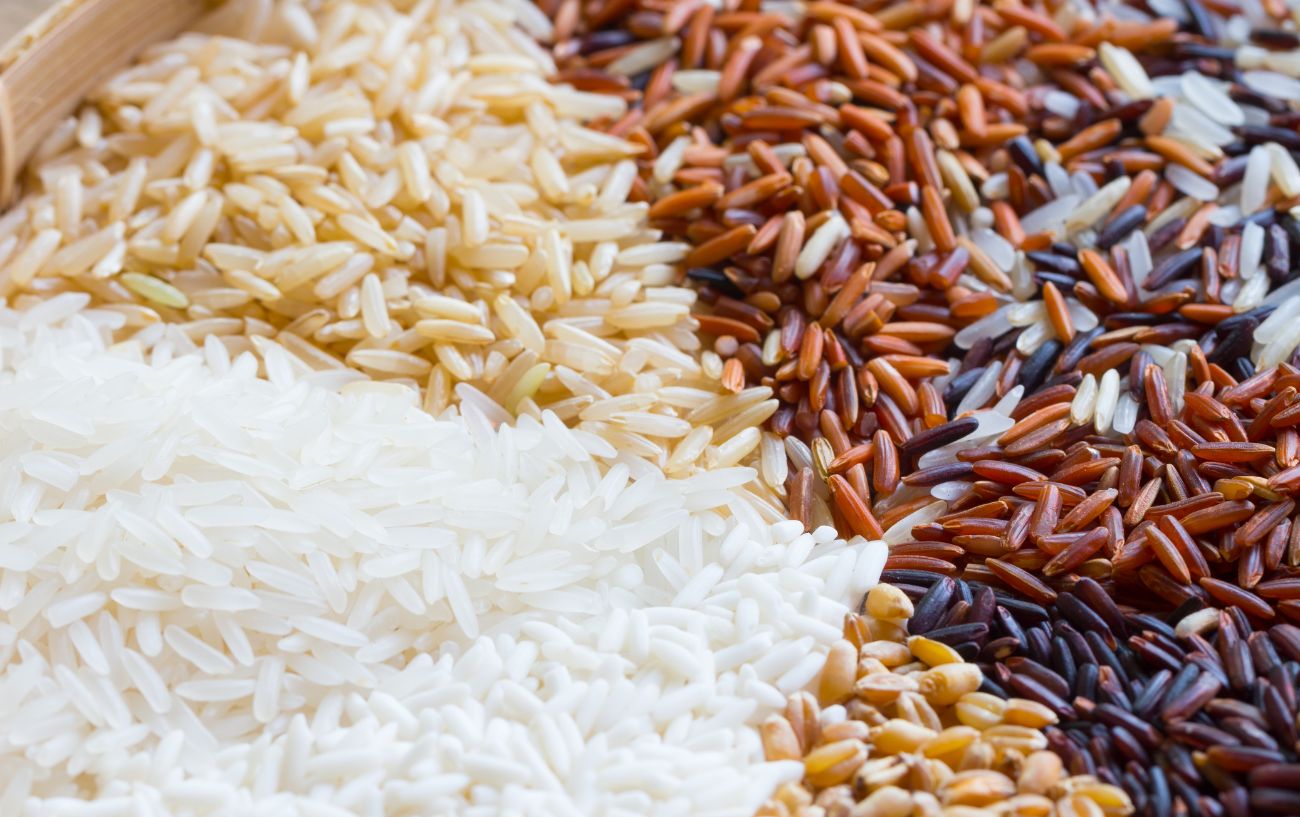 A mix of brown and white rice among other grains.