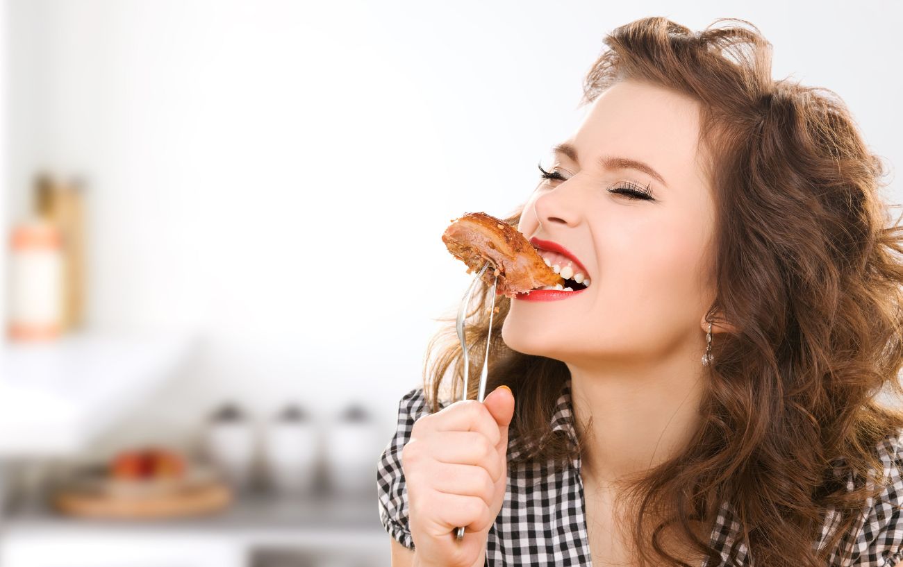 Una persona comiendo carne.