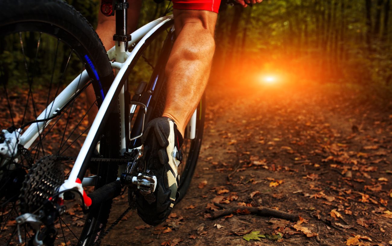 Un ciclista con pantorrillas fuertes.