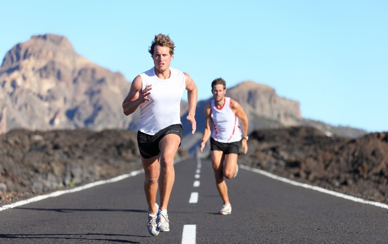 Running up. Спортсмен бежит. Бегущий человек. Человек бежит вперед. Выносливость.