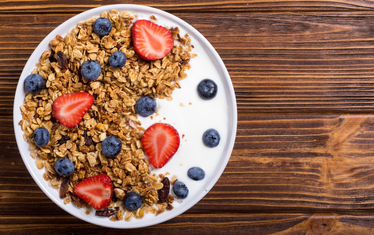 Un plato de granola.