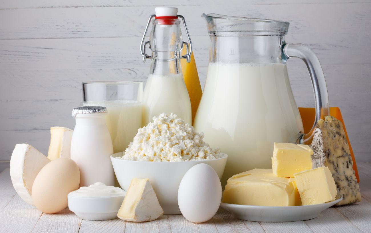 Productos lácteos como leche, queso y huevos.