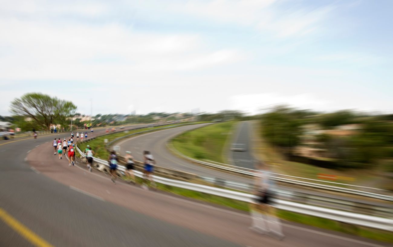 Personas corriendo en una autopista.