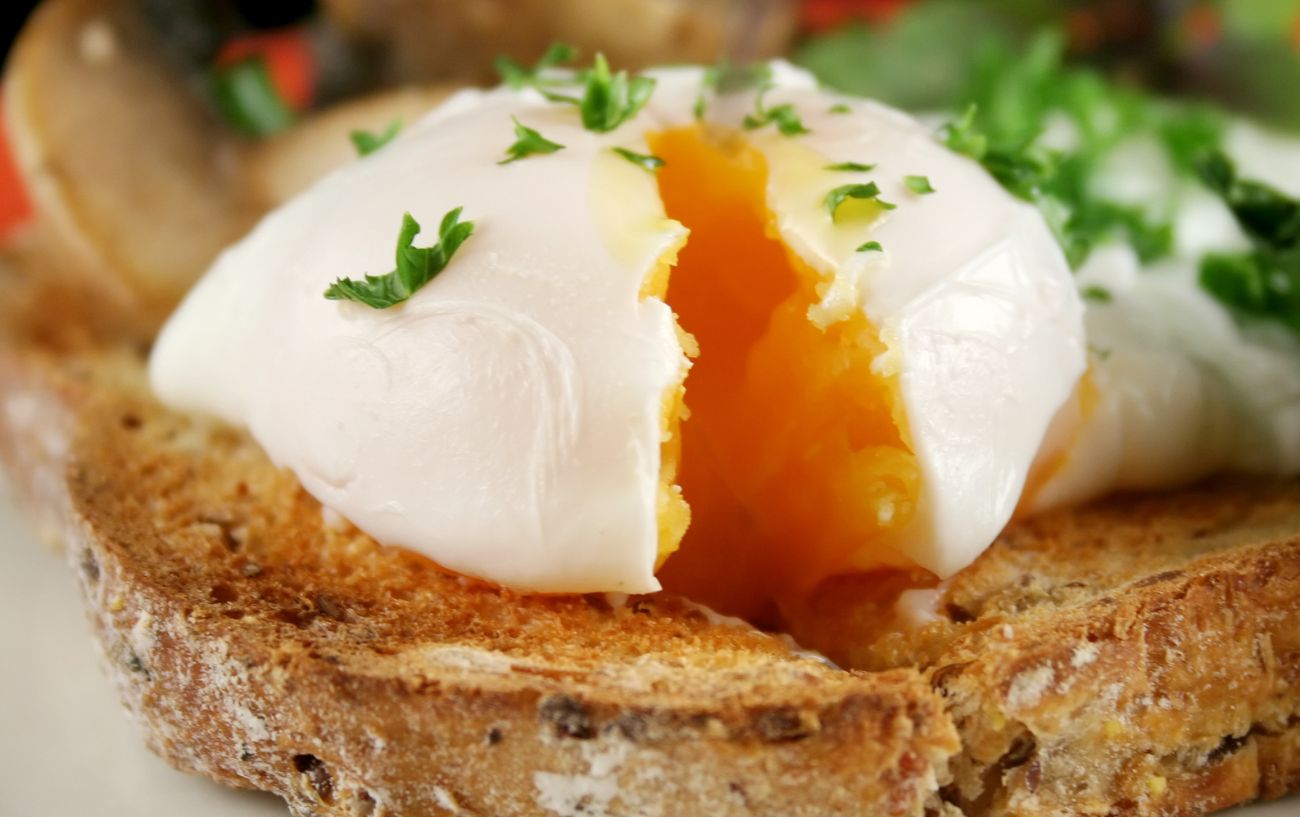 Un huevo poché, la forma más saludable de cocinar un huevo.