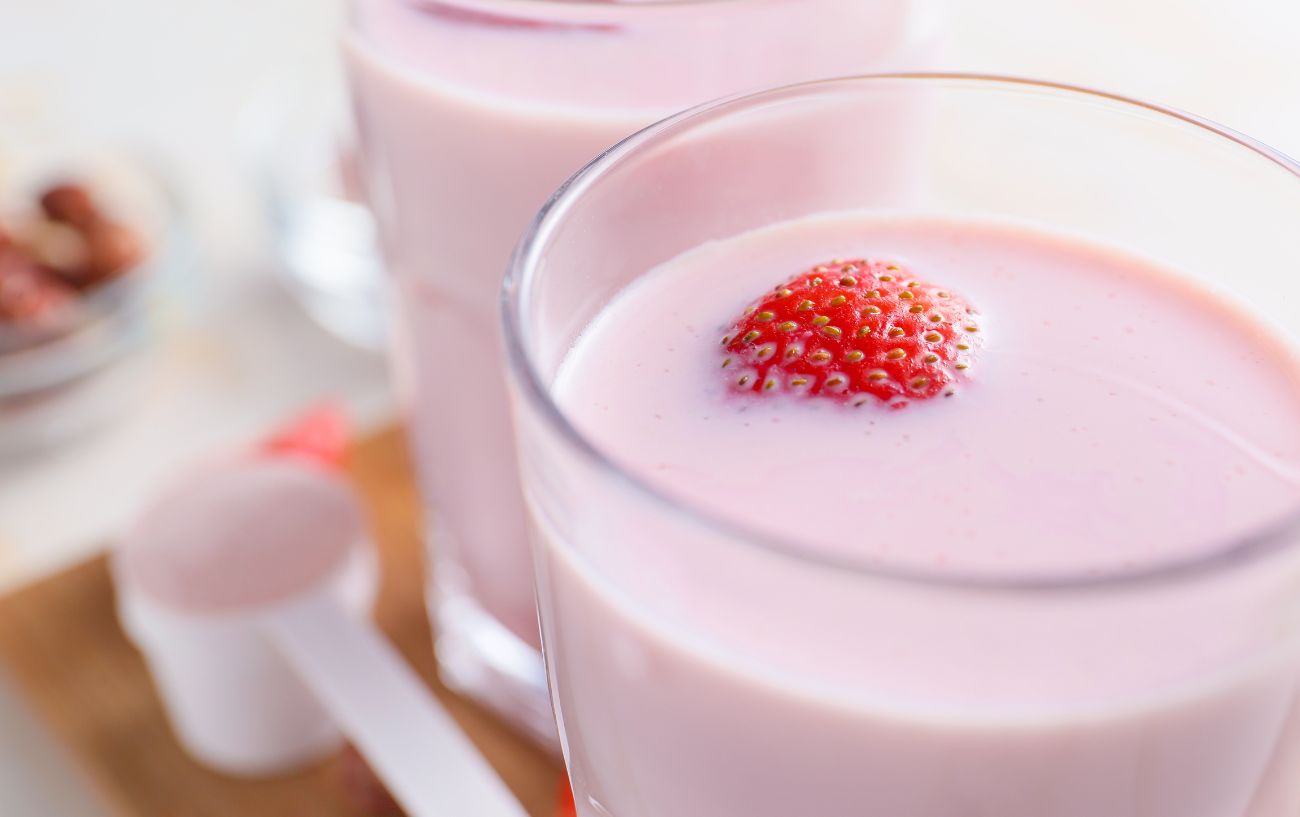 Un batido de proteínas con fresas.