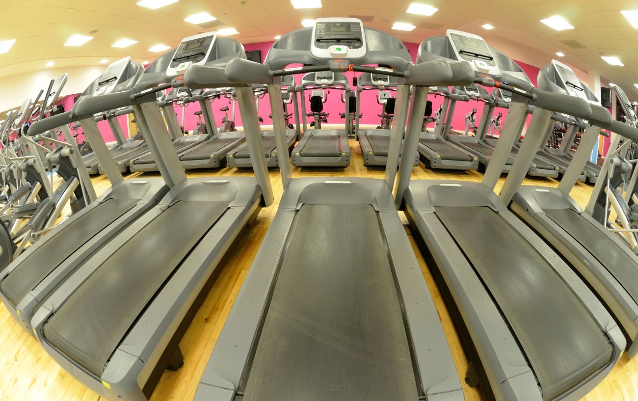 Cintas de correr en un gimnasio.