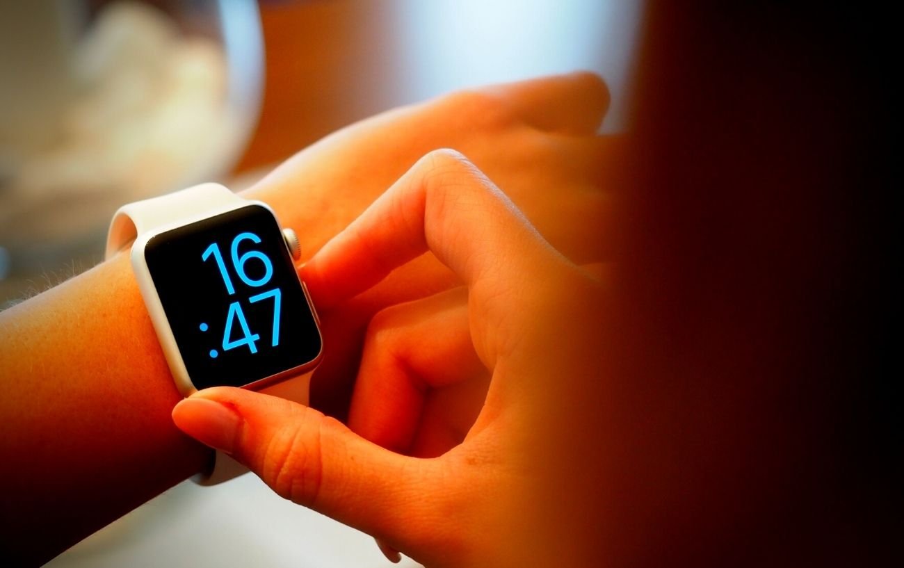 Una pantalla de Apple Watch mostrando la hora.