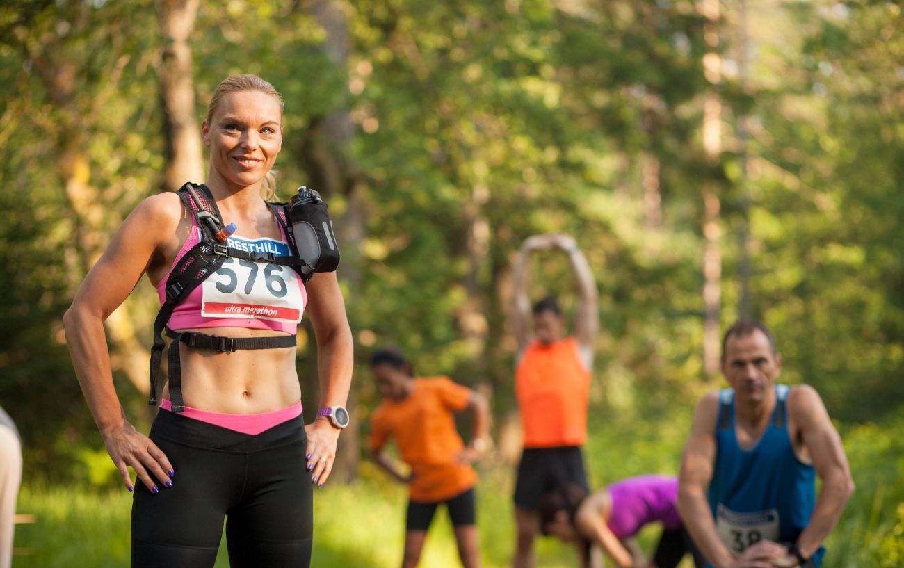 Un grupo de corredores de senderos preparándose para su carrera.