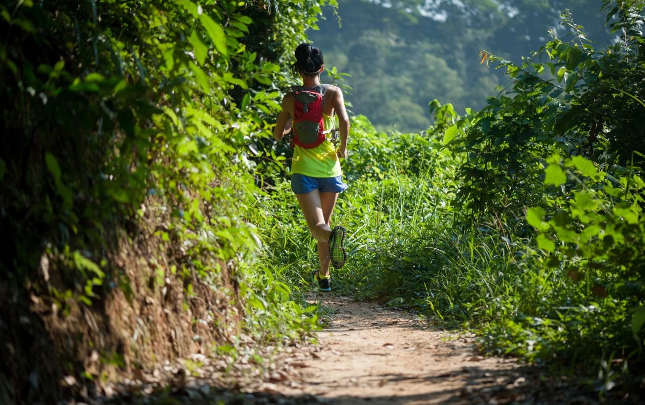 Una persona corriendo en senderos.