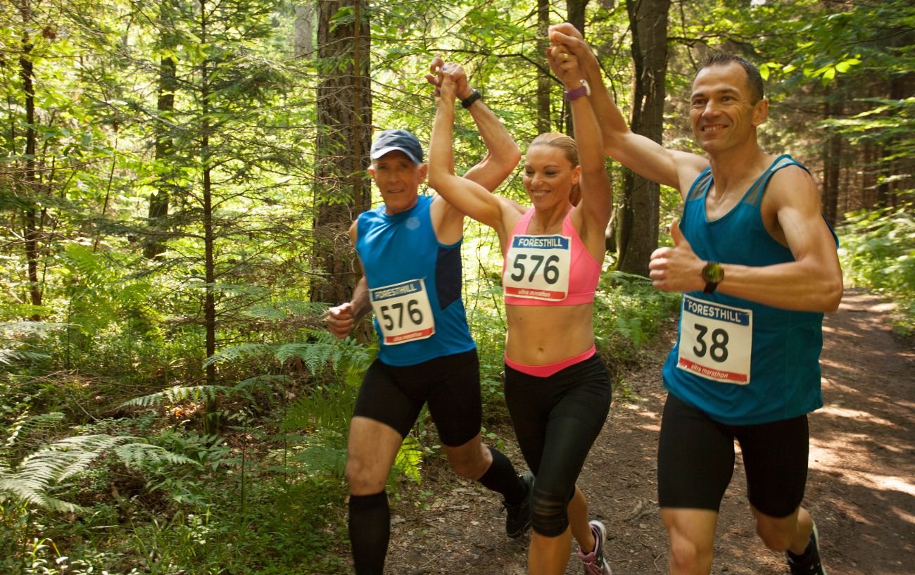 Un grupo de corredores de senderos en una carrera.