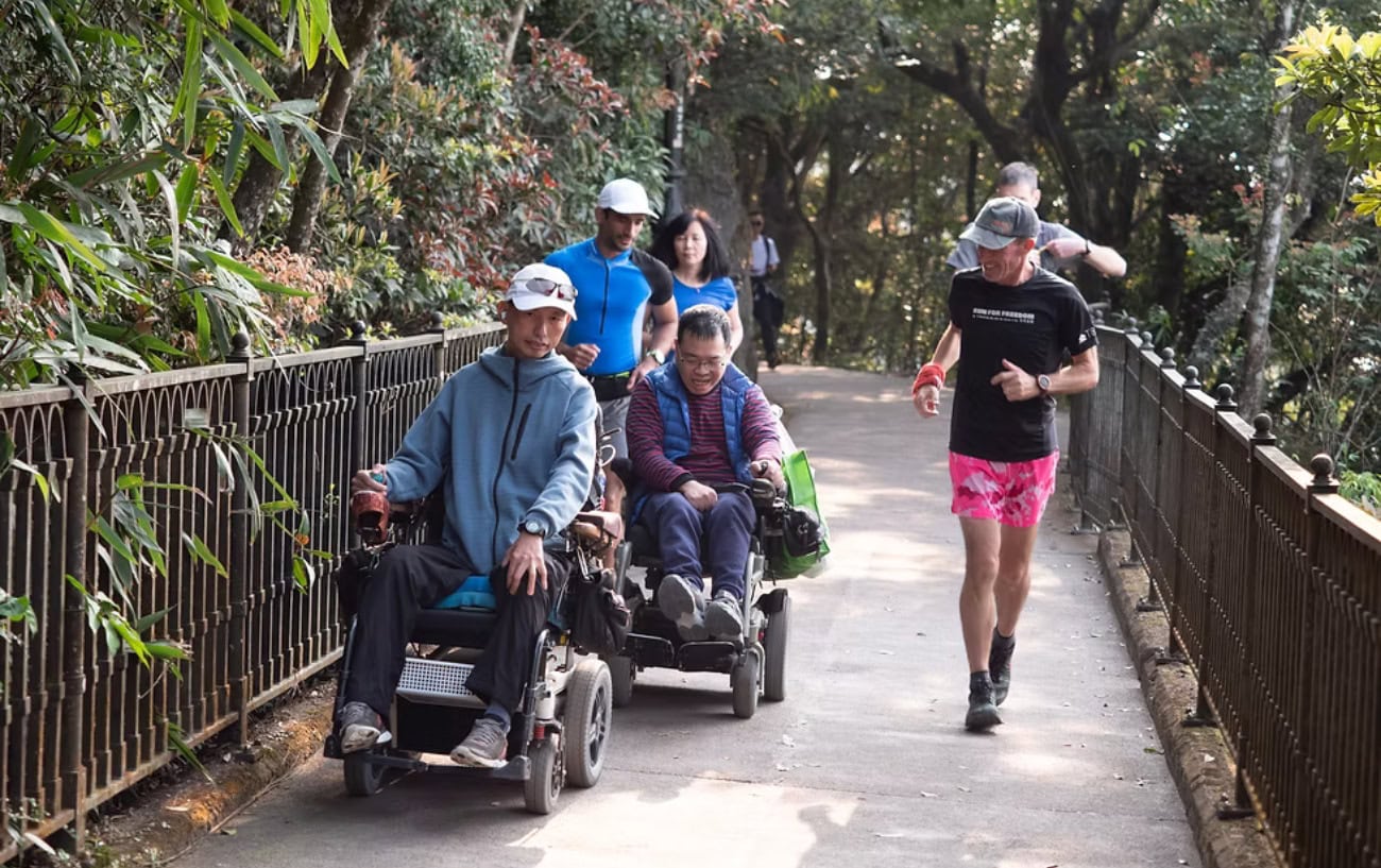 Jo Lodder Says He’s the First to Run From the Great Wall to Hong Kong 5
