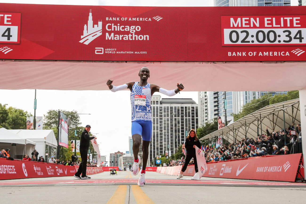 Kelvin Kiptum cruzando la línea de meta del Maratón de Chicago