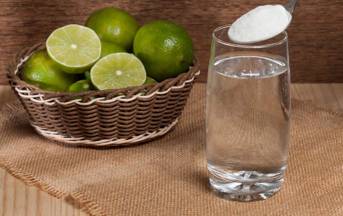 Agua con sal y limón.