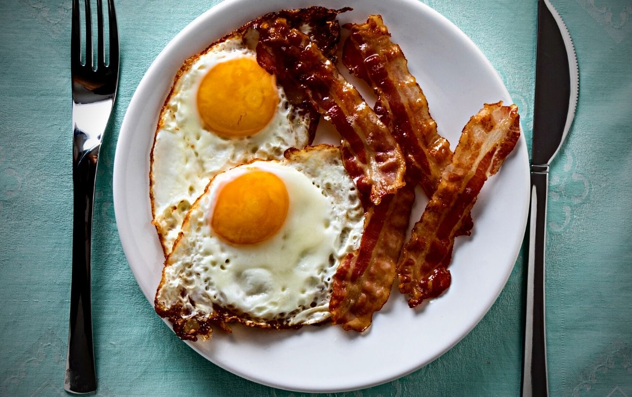 Tocino y huevos.