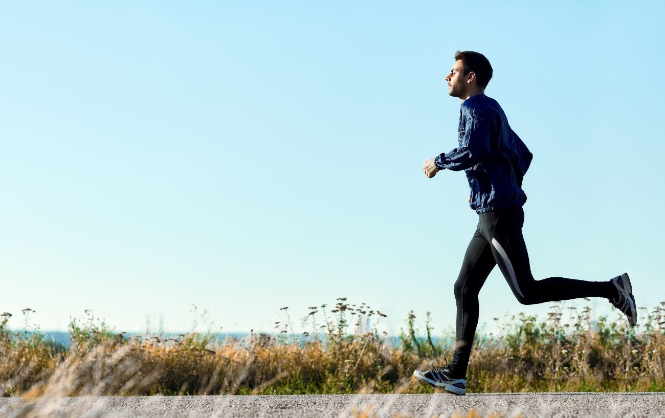 Run done. Бегущий человек черно белое фото.