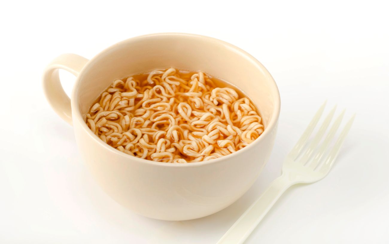 Una taza de fideos Ramen.