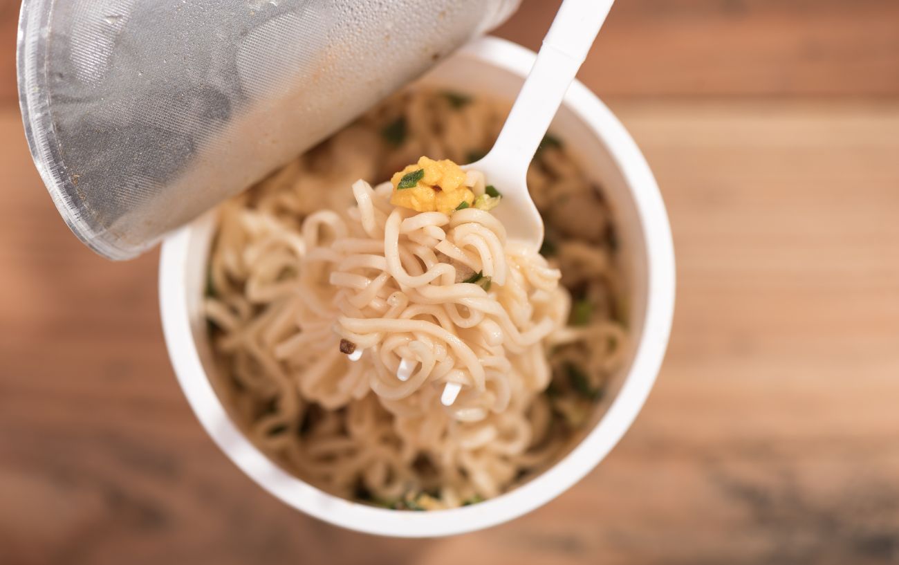 Una taza de fideos Ramen.