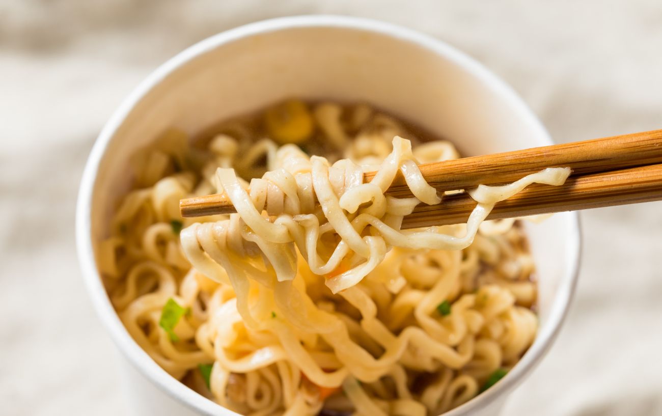 Una taza de fideos Ramen.