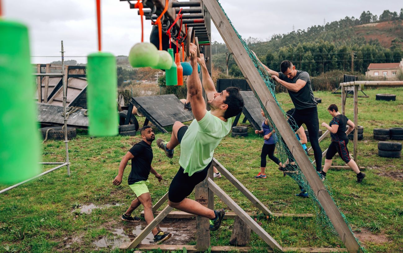 Personas enfrentando obstáculos en una carrera Spartan.