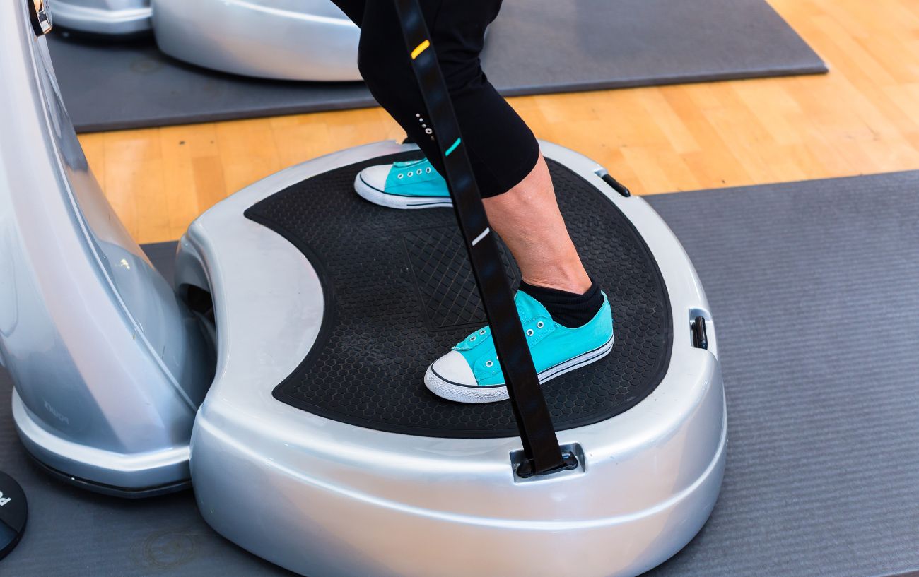 Sitting on a online vibration plate