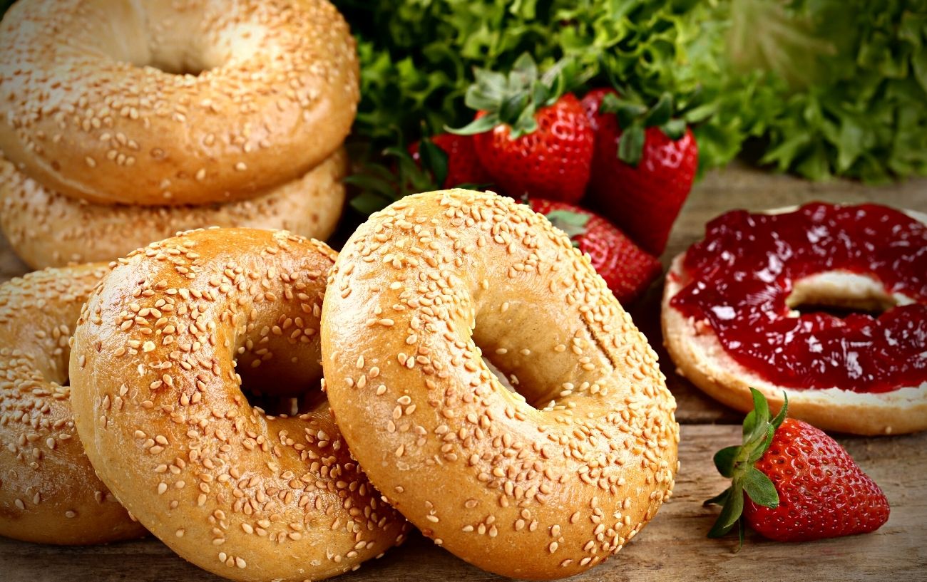 Bagels con mermelada.