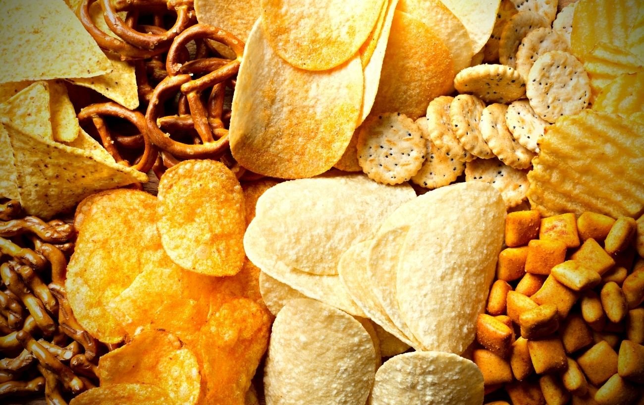 Chips, pretzels, và bánh quy.