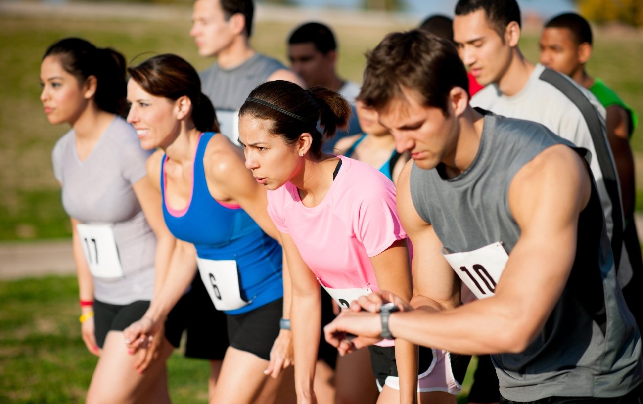 un grupo de corredores en la línea de salida de su 10k