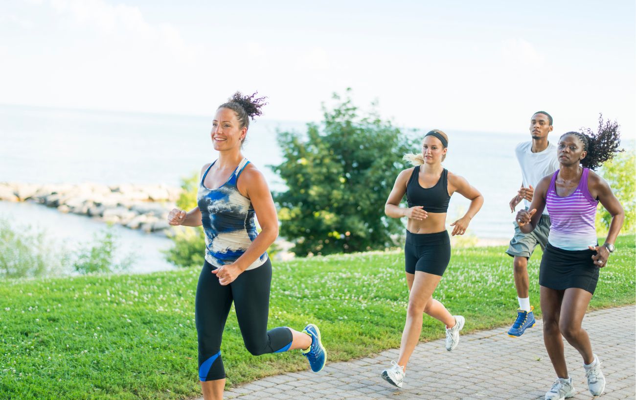 4 runners running next to the sea