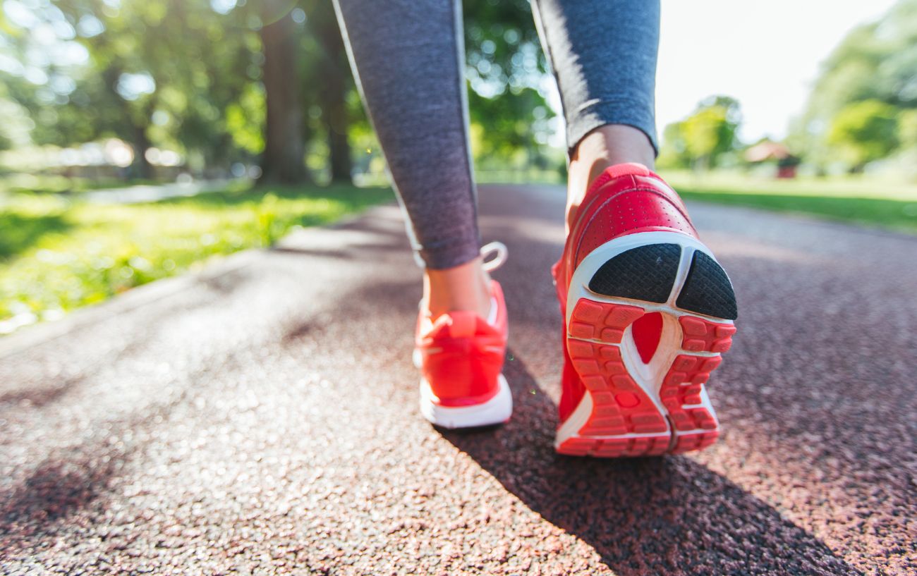 una mujer caminando con zapatillas rojas para correr