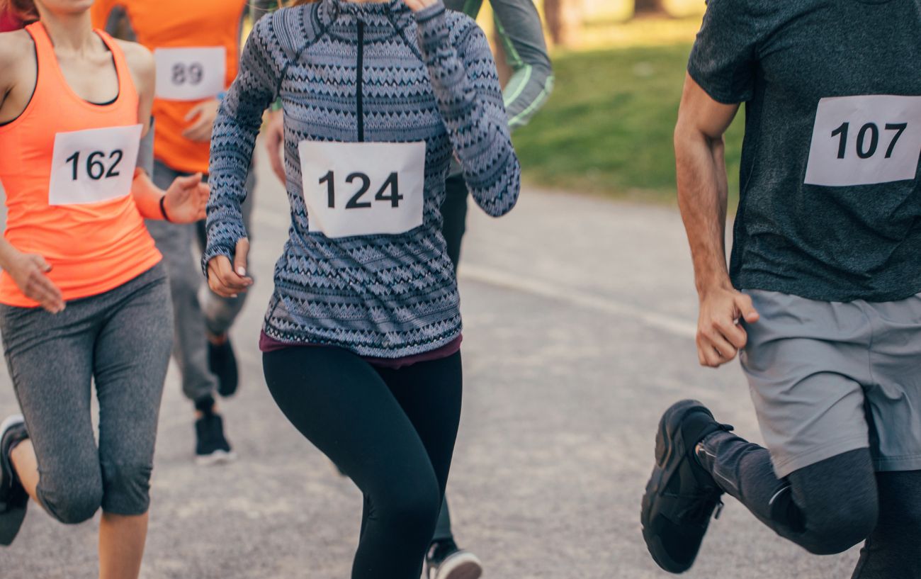 runners' midriffs as they run their race