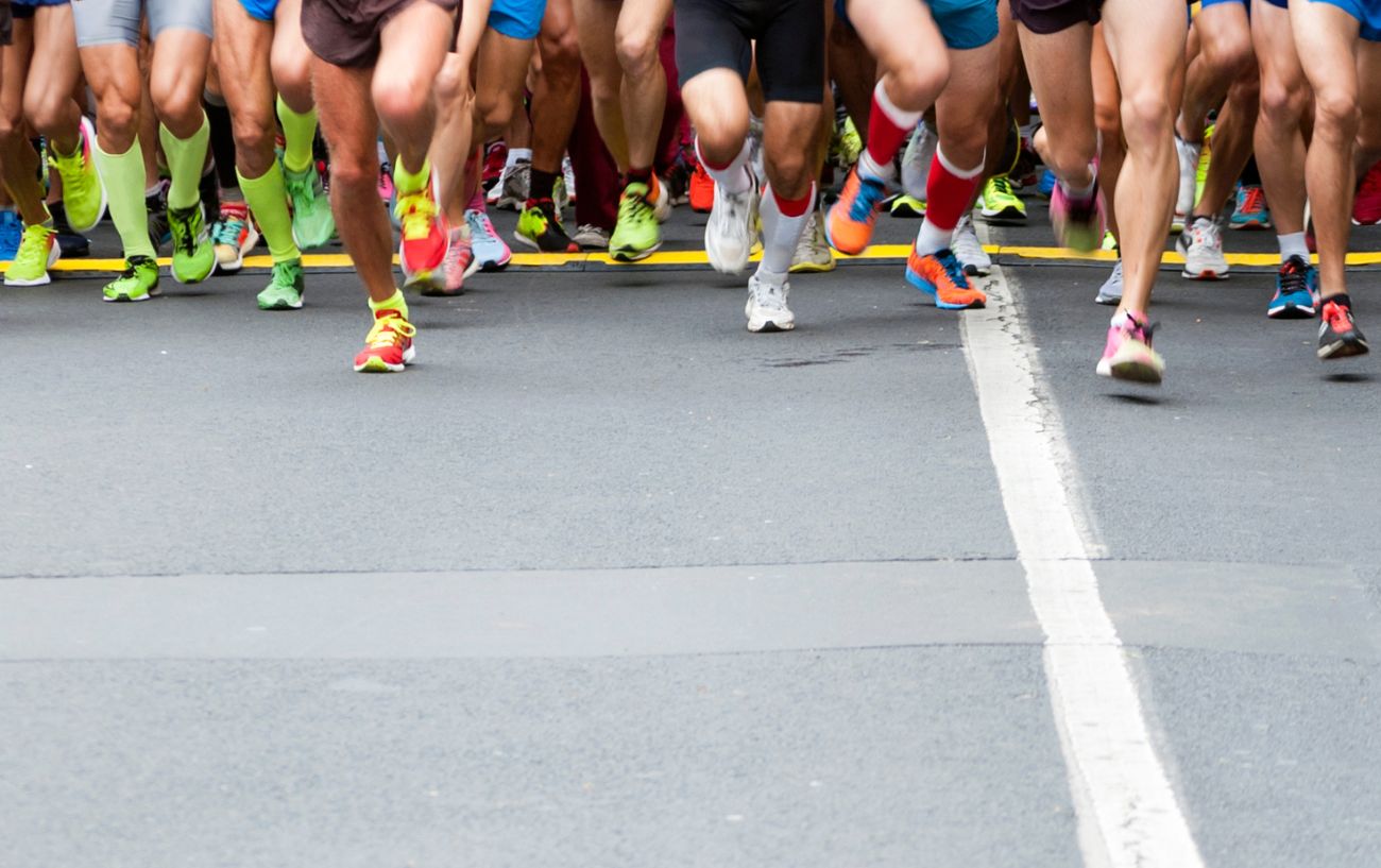 runners feet at the outside of a race